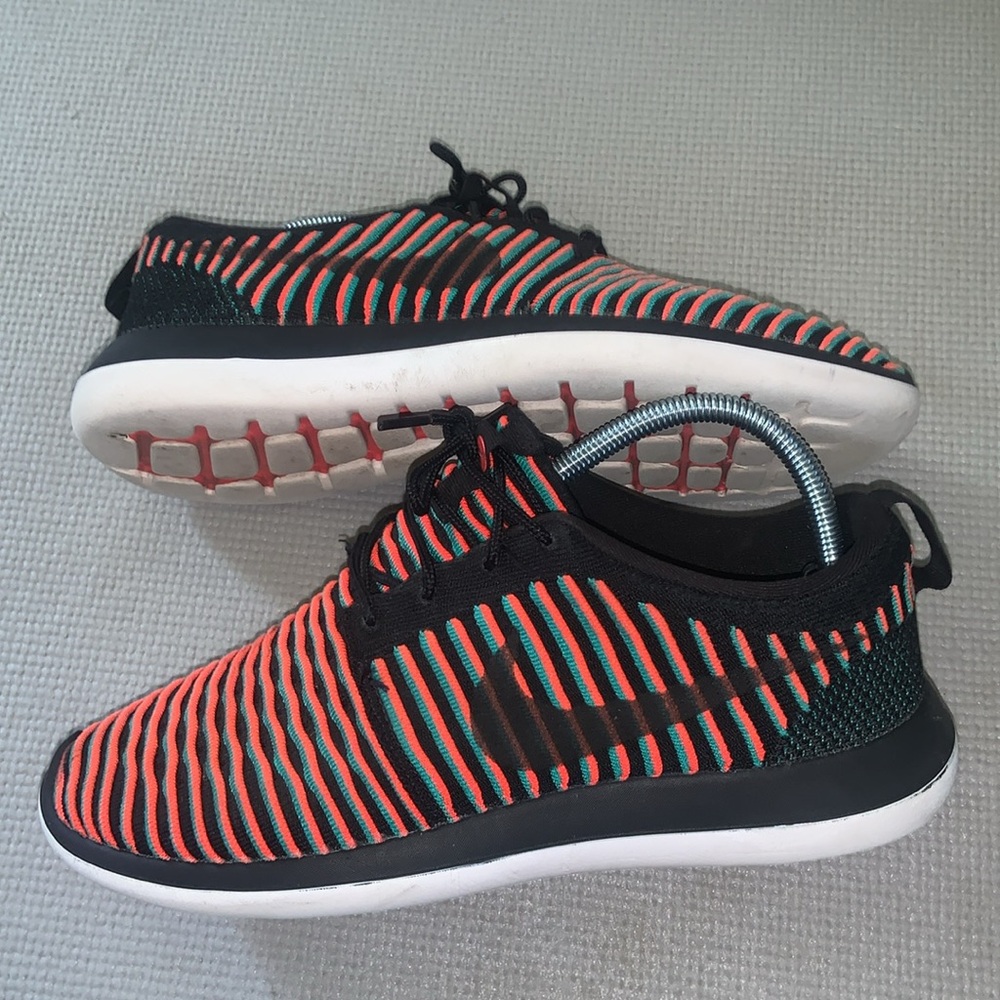 Nike Men’s Size 8.5 Roshe Two Flyknit Running Shoes in Black And Crimson